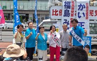 社民党の福島瑞穂党首（左から３人目）と共に、５人の候補者の１人として並んだラサール石井（同２人目）＝都内のJR新宿駅前