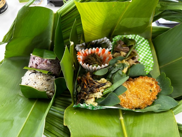 カジキのフライや長命草の葉をピーナッツバターであえた「グンナノス」など与那国料理が盛りだくさん（北野伸雄さん提供）