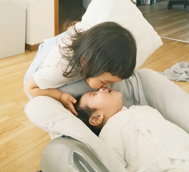 パパが大好きなお姉ちゃん！嫉妬もしちゃうけど、弟くんも大好き♡（提供：@etsuko_kantaroさん）
