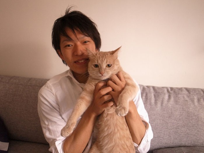 石井さんに抱きあげられた小麦くん