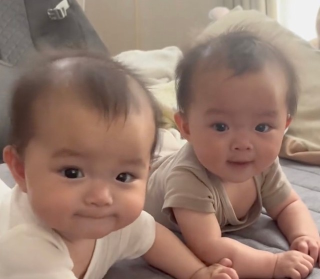 仲良し双子ちゃん姉妹♡（提供：@suchan_mamaさん）
