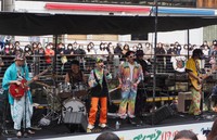 船上ライブを行うジュースごくごく倶楽部