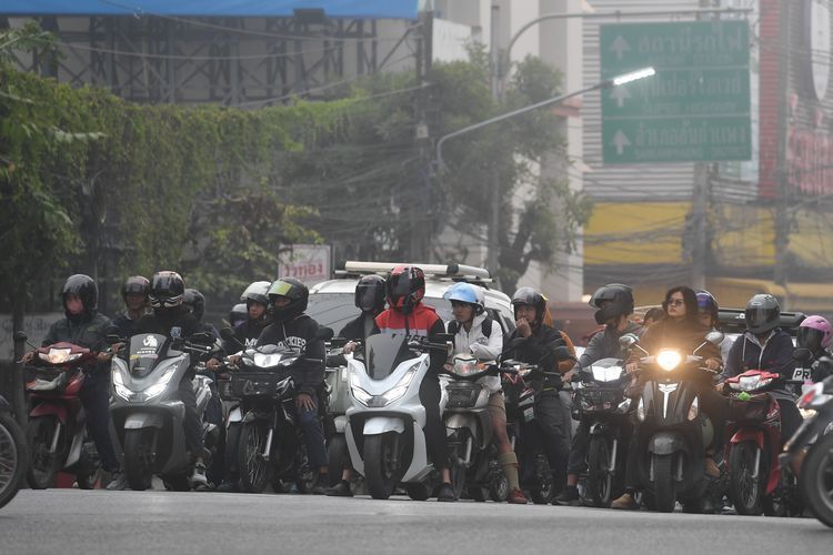 バイクであふれるタイ北部の古都チェンマイの交差点