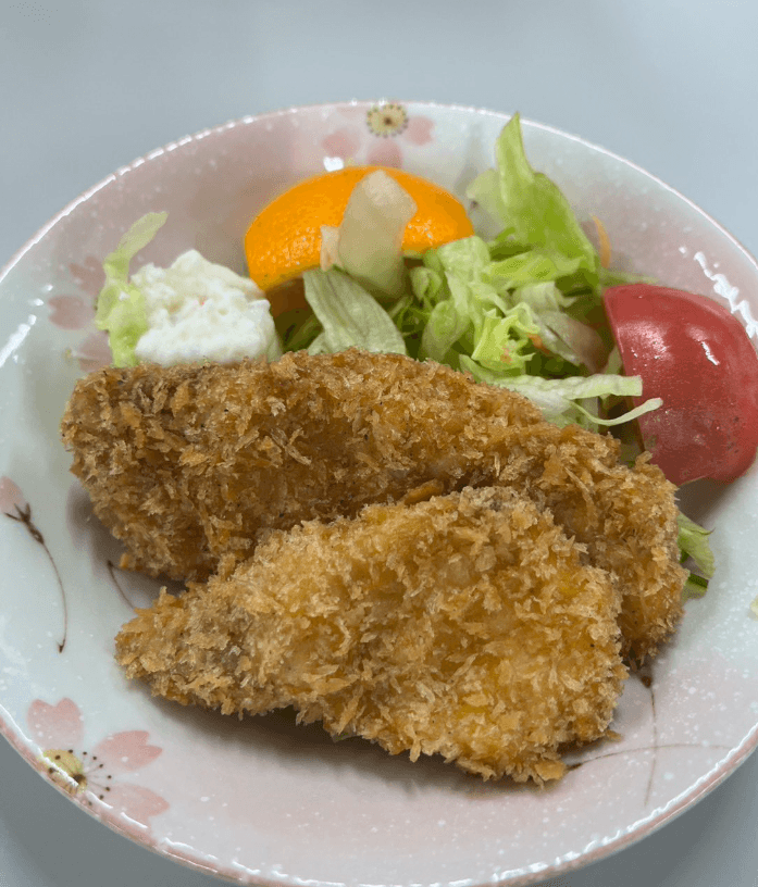 黄金色に揚がって食卓に。見た目は普通のフライだが…（画像提供：東幸海運さん）