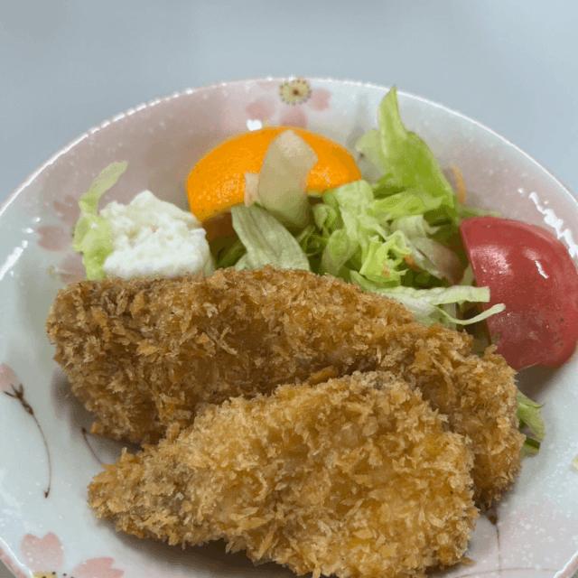 黄金色に揚がって食卓に。見た目は普通のフライだが…（画像提供：東幸海運さん）