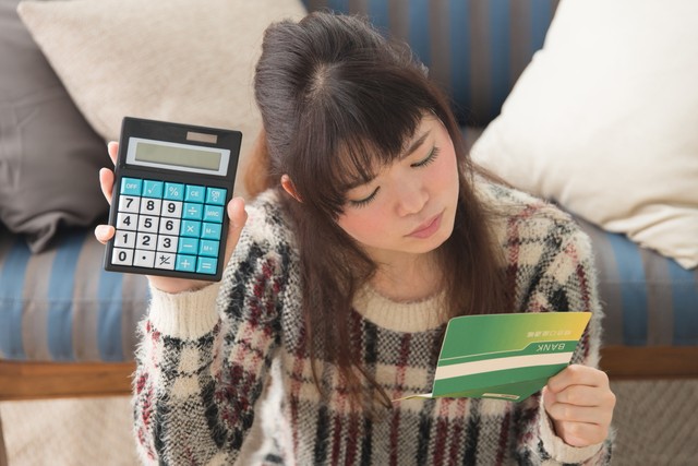 ボーナスは生活費の不足分を補うので他には使えない…　※画像はイメージです（hanack/stock.adobe.com）