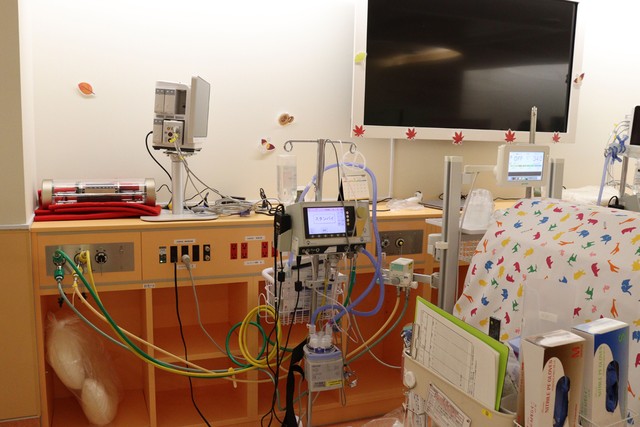 ＮＩＣＵに設置されている自動演奏オルゴール（左端）。音が響き過ぎないように、下に赤いフェルトを敷いている＝京都市中京区・足立病院
