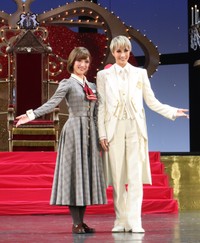 宝塚　宙組新人公演の大路りせ（右）と風羽咲季