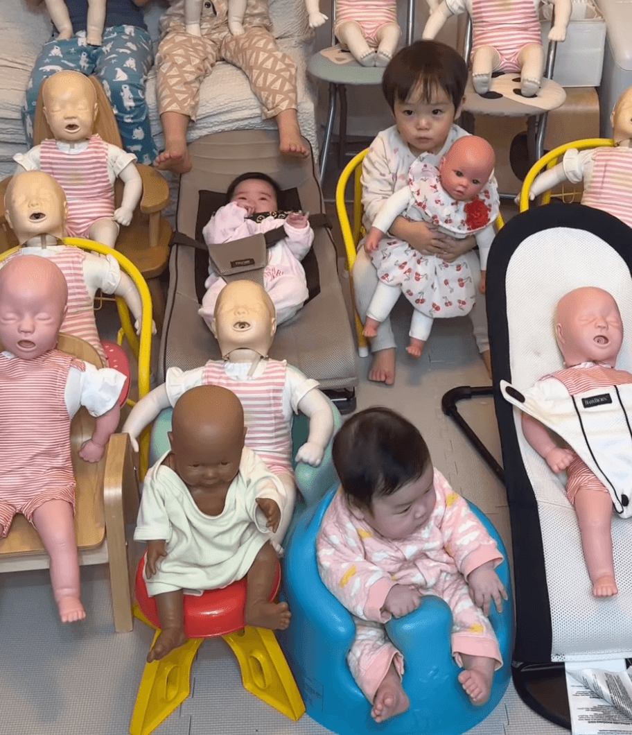 本物の赤ちゃん発見！0歳の双子ちゃんと2歳のお兄ちゃん（提供：@twins_5kidsさん）