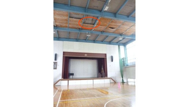 断熱材が天井から落下した彦崎小学校の体育館