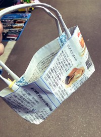 新聞紙ながら手の込んだ特製手提げ袋（みる子デムーロさん提供）