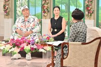 5月28日放送の「徹子の部屋」に出演する小錦八十吉（左）と妻・千絵さん。右は司会の黒柳徹子＝提供