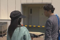 秋田犬が保護された当時のことを筆者（右）に証言する女性