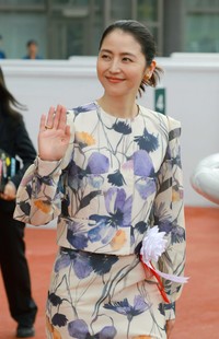宝塚記念の表彰式に登場した長澤まさみさん