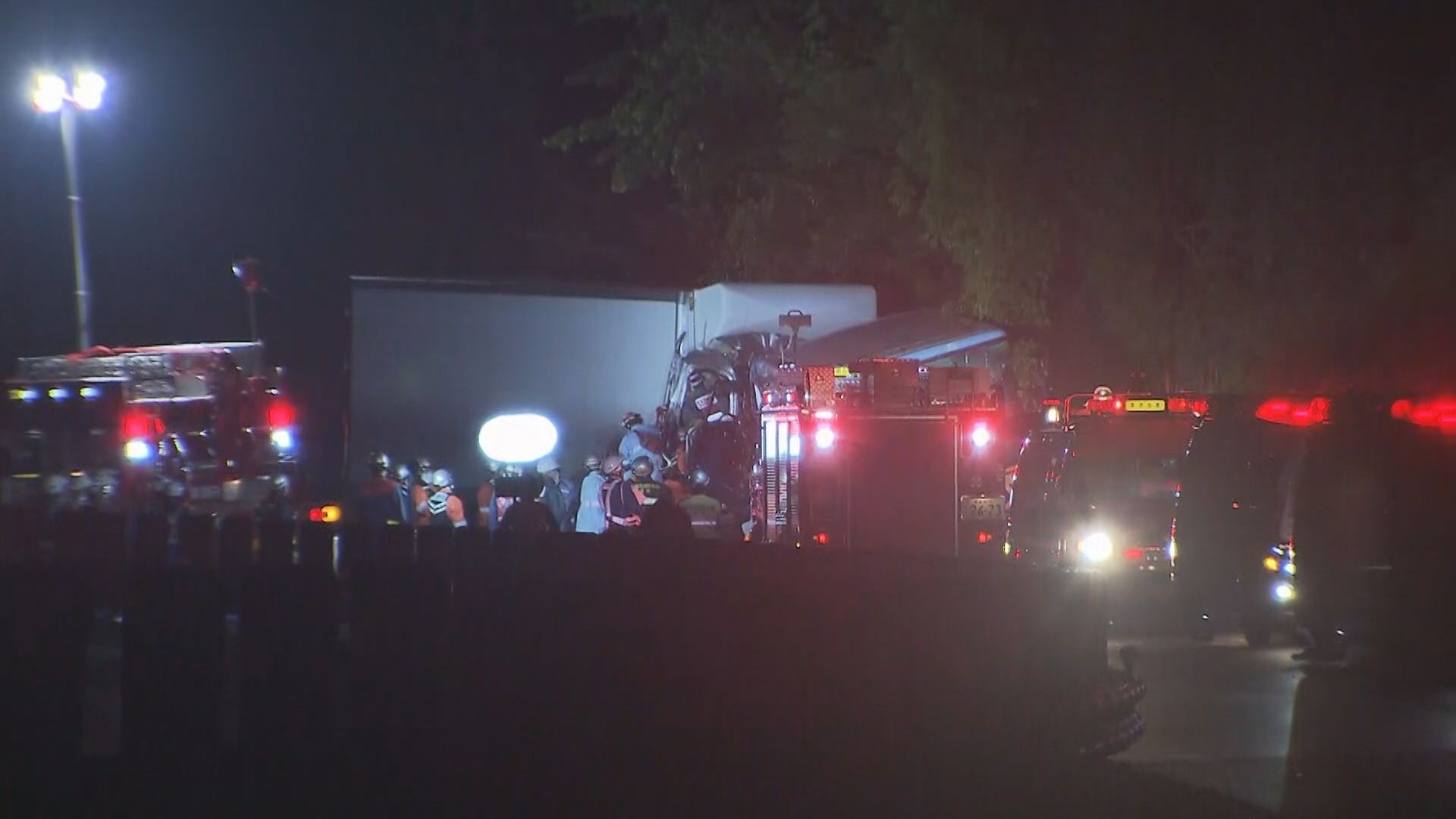 【速報】宮城・東北道でトラックとバスの事故　５人けが　このうち３人が重体