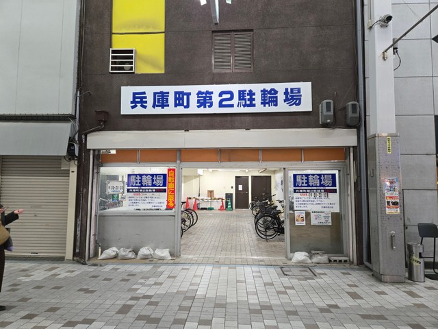 商店街に点在する駐輪場（TAKEさん提供）