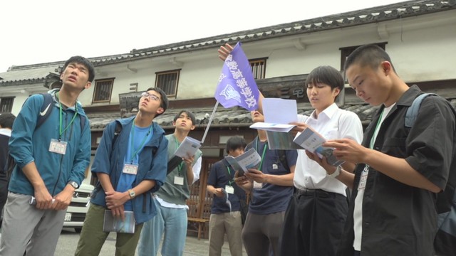 修学旅行生を案内する倉敷高校の生徒