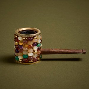 特別な装飾を施した美しさに注目！ウェス・アンダーソン新作映画のために、「ダンヒル」が特注パイプを製作。