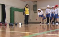 東京パラ正式種目「ボッチャ」に子どもたちが挑戦　「障がい者の人権に関心を」高松法務局など企画