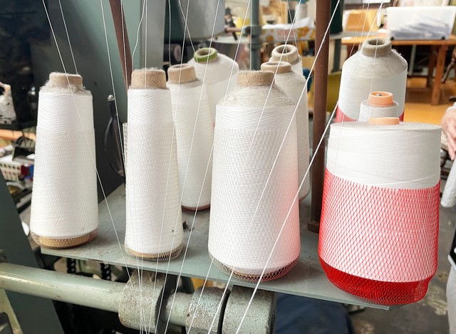 播州織は、完成させる生地の柄を前にして糸から染めるのが特徴