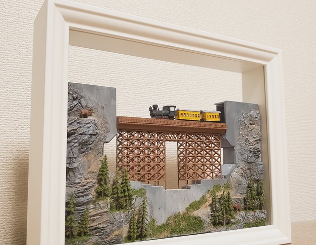 引きで見る額縁の中を走る機関車（提供：ジオラマ藤平さん）