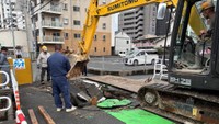 橋が崩れた現場　岡山・北区大供本町　岡山市提供