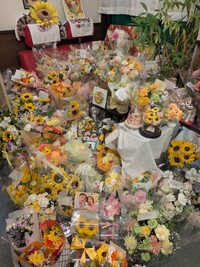 「ミケちゃん感謝の集い」。悪天候の中、約200人が足を運び、看板猫として親しまれたミケちゃんに感謝を伝えた（冨森さん提供）