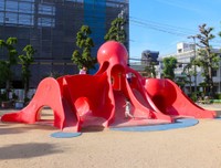 更新工事が完了し子どもたちの遊ぶ声が響くタコ形遊具＝５月８日