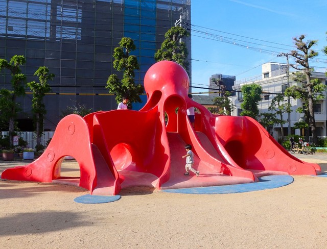 更新工事が完了し子どもたちの遊ぶ声が響くタコ形遊具＝５月８日