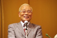 紫綬褒章の受賞に満面の笑みを見せるオール巨人