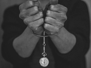 昭和生まれの同僚は、サービス残業が当たり前。会社も評価しないのに