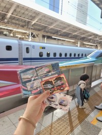 清掃員から手渡されたポストカードとステッカー。子どもたちにとって思い出の品になった／MOEさん（@hoppe.mochimochi）提供