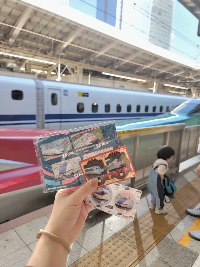 清掃員から手渡されたポストカードとステッカー。子どもたちにとって思い出の品になった／MOEさん（@hoppe.mochimochi）提供
