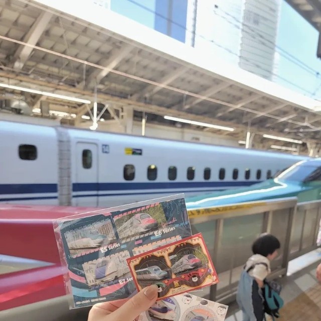 清掃員から手渡されたポストカードとステッカー。子どもたちにとって思い出の品になった／MOEさん（@hoppe.mochimochi）提供