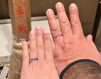 互いの指に輝く愛の証
