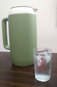 ラーメン屋っぽいグラスをピッチャーに添えた写真／こちさん（@cochi_wan）提供