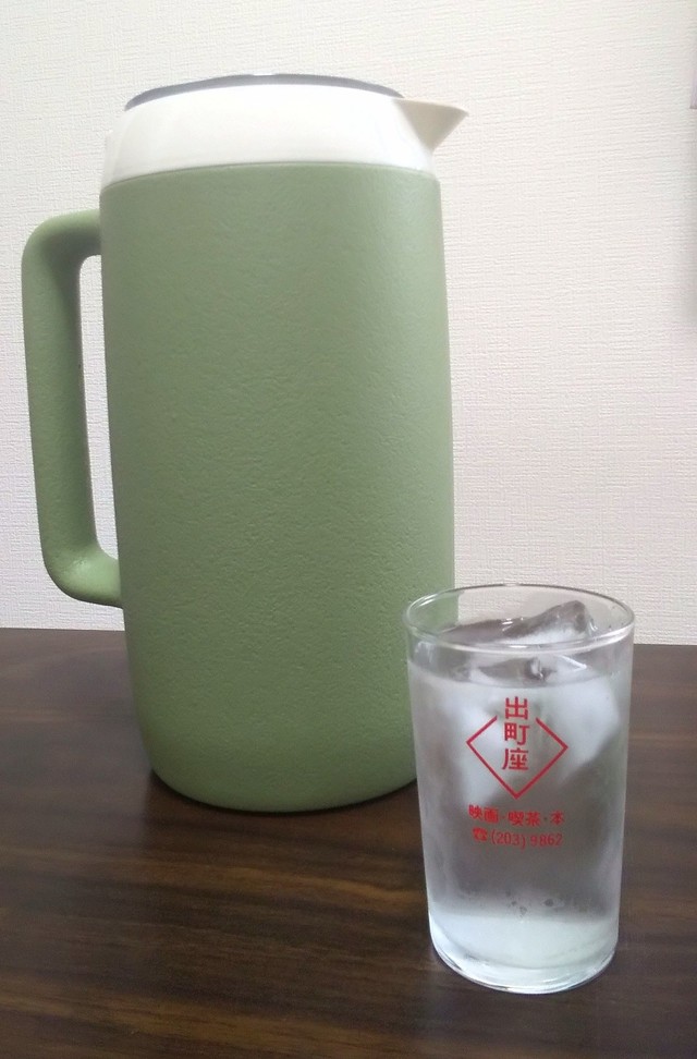 ラーメン屋っぽいグラスをピッチャーに添えた写真／こちさん（@cochi_wan）提供