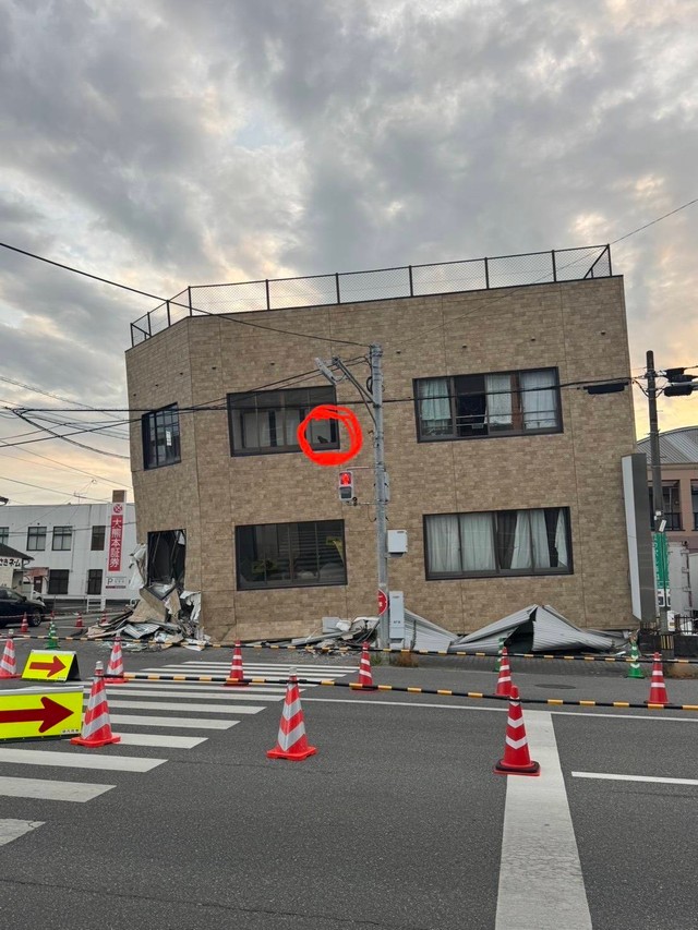 SNSに投稿されていた写真。倒壊したビルの窓辺に猫が…