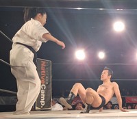 前田瑠美（左）に「アリ・猪木状態」で対峙（たいじ）するアントニオ小猪木＝東京・新宿FACE