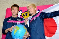 2014年、日本代表に選ばれポーズを決めるC大阪・柿谷曜一朗（左）と山口蛍