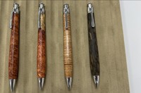 左から、「0.5mmペンシル楔」の「花梨こぶ杢」「花梨紅白」「ハワイアンコア」「黒柿」。芯径を0.3mm～2mmまでの5種を用意しているのは「楔」ならでは。イベントでの購入時は好みの芯径と交換が可能（筆者撮影）