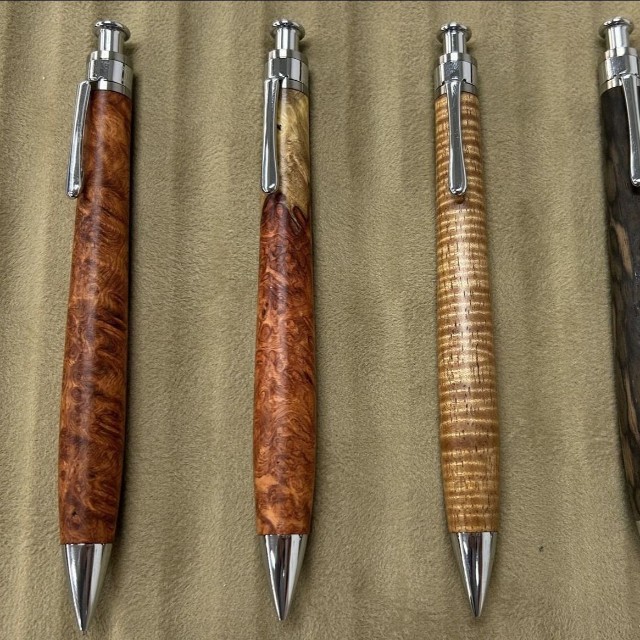 左から、「0.5mmペンシル楔」の「花梨こぶ杢」「花梨紅白」「ハワイアンコア」「黒柿」。芯径を0.3mm～2mmまでの5種を用意しているのは「楔」ならでは。イベントでの購入時は好みの芯径と交換が可能（筆者撮影）