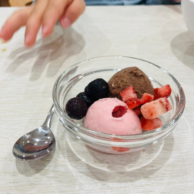 アイスクリームとフルーツの美しい色合いの組み合わせ（画像提供：ゆざめさん）