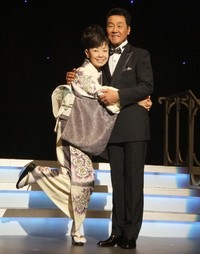 五木ひろし（右）と都はるみさん＝2011年