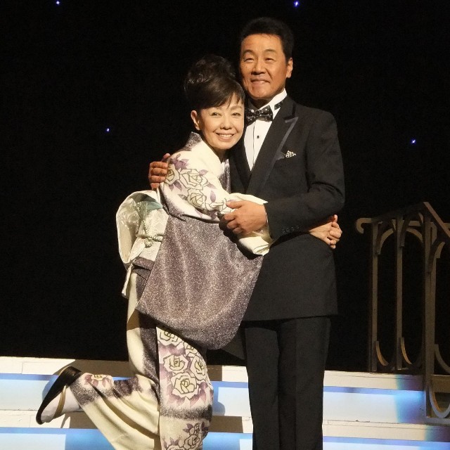 五木ひろし（右）と都はるみさん＝2011年
