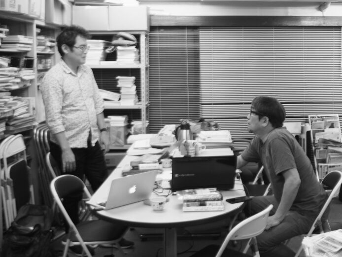 『分解者たち』の編集打ち合わせ風景。左が猪瀬浩平さん。撮影者なので写りこむことはないが、この写真も森田友希さんによるもの©森田友希