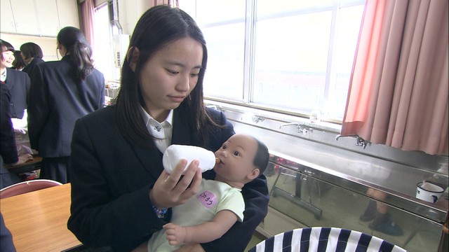 高校生がロボット使い子育て体験　岡山・倉敷市