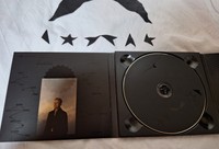 デヴィッド・ボウイさんの遺作アルバム「★」ＣＤの中ジャケット