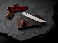 ボンボンショコラ専用のナイフ＝龍泉刃物提供