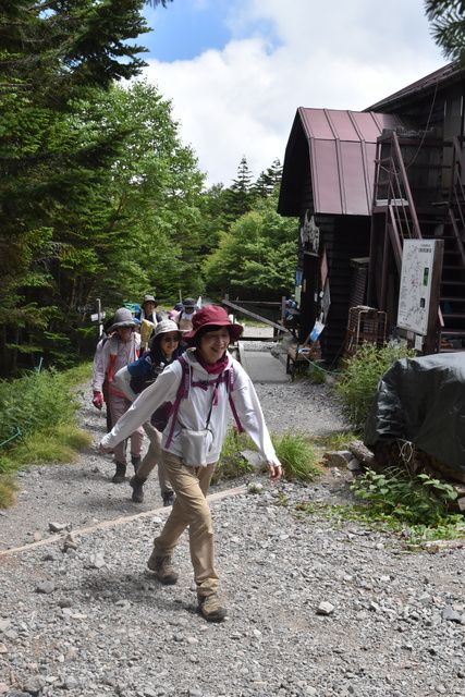 3年ぶり「山歩き会」 標高2480メートルの北横岳を満喫│朝日新聞Re
